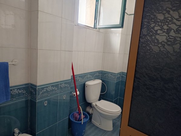 Tirane, jepet me qera apartament 2+1+Ballkon Kati 4, 120 m² 700 € (RRUGA E KAVAJES)