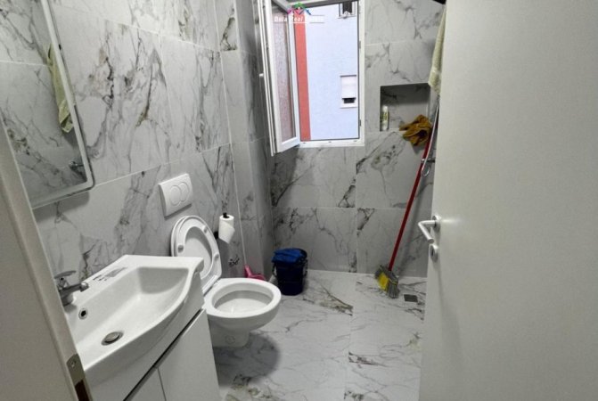 Tirane, jepet me qera apartament 1+1+Ballkon Kati 2, 50 m² 450 € (Selite)