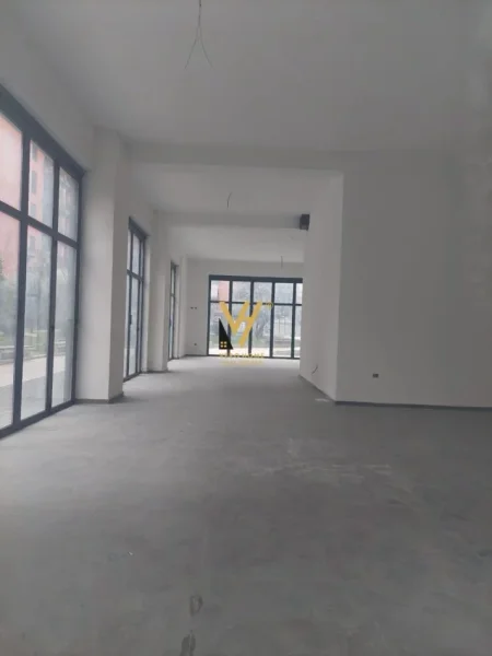 Tirane, jepet me qera dyqan Kati 0, 172 m² 2.500 € (ASTIR)