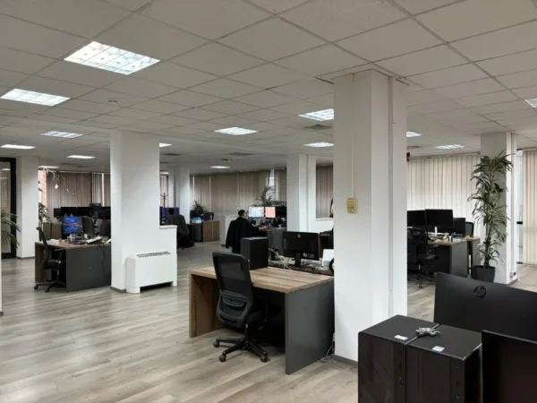 Tirane, jepet me qera zyre Kati 7, 330 m² 5.940 € (Qender)