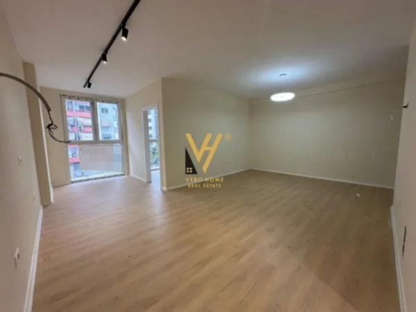Tirane, jepet me qera zyre Kati 3, 97 m² 550 € (ASTIR)