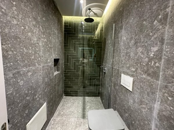 Tirane, jepet me qera 2+1 Kati 8, 115 m² 1.200 € (TEK KOPESHTI BOTANIK)