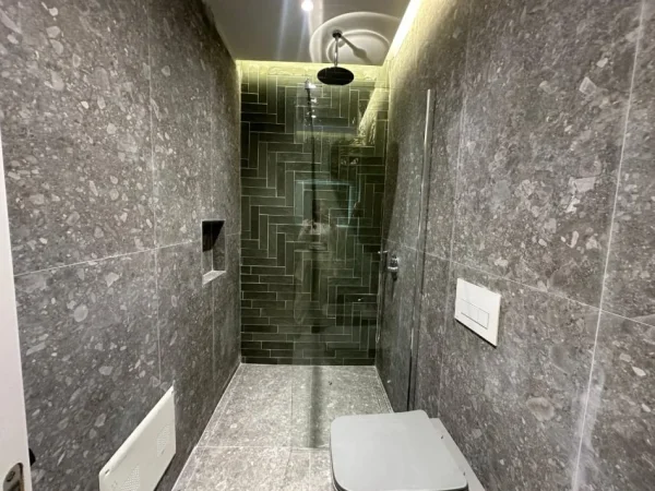Tirane, jepet me qera 2+1 Kati 8, 115 m² 1.200 € (TEK KOPESHTI BOTANIK)