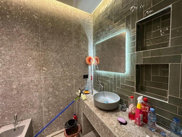 Tirane, jepet me qera 2+1 Kati 8, 115 m² 1.200 € (TEK KOPESHTI BOTANIK)