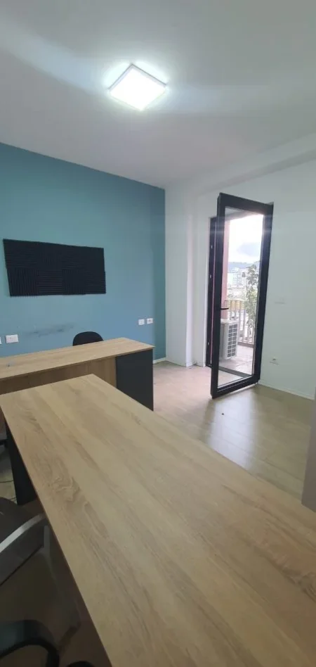 Tirane, jepet me qera zyre , 85 m² 850 € (21 Dhjetori)