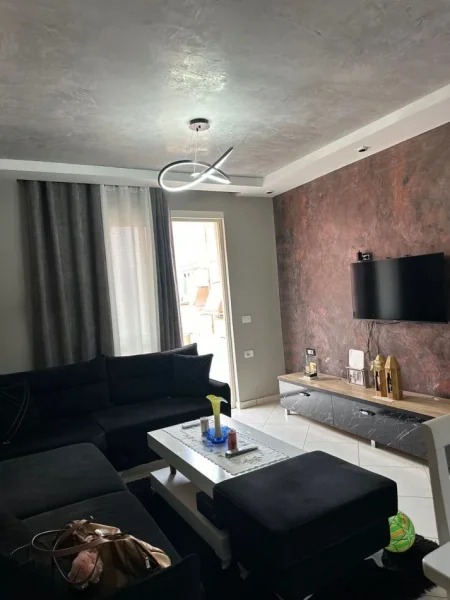 Tirane, jepet me qera apartament 2+1+Ballkon Kati 4, 100 m² 550 € (Xhamia e Selites)