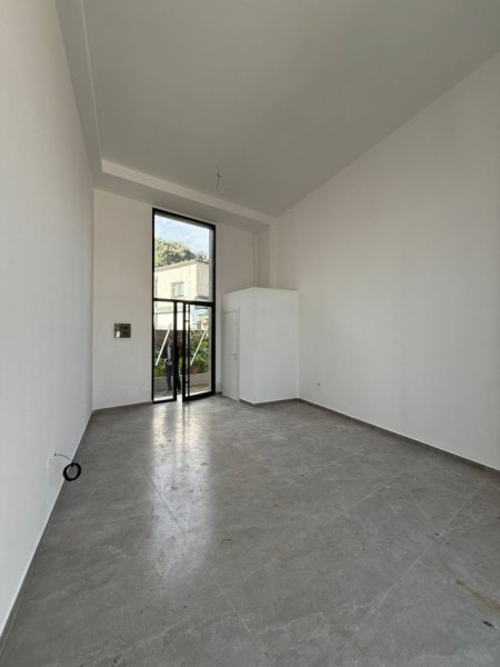 Tirane, shitet zyre , 36 m² (9 katshet)