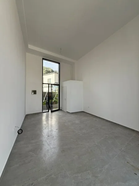 Tirane, shitet zyre , 36 m² (9 katshet)