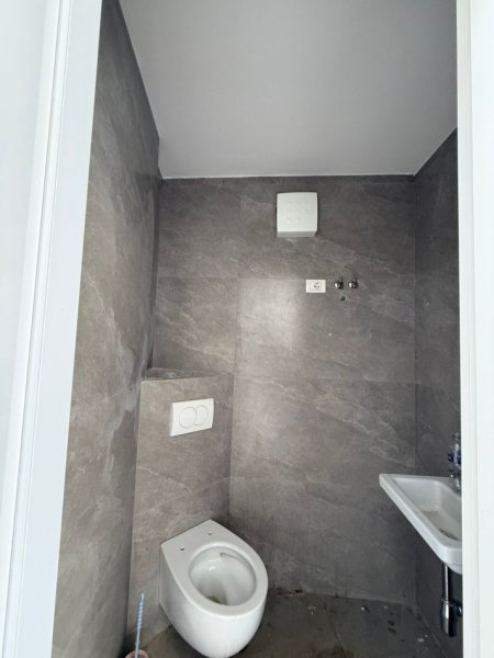 Tirane, shitet zyre , 36 m² (9 katshet)