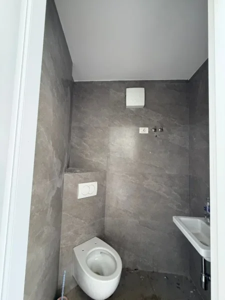 Tirane, shitet zyre , 36 m² (9 katshet)