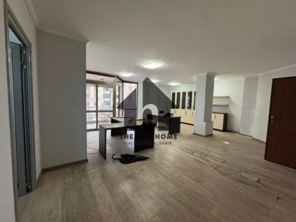 Tirane, shitet apartament 2+1+Ballkon Kati 3, 103 m² 258.000 € (21 - Dhjetori Bkt Bank)