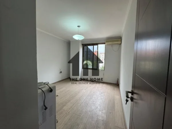 Tirane, shitet apartament 2+1+Ballkon Kati 3, 103 m² 258.000 € (21 - Dhjetori Bkt Bank)