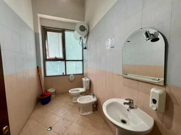 Tirane, jepet me qera ambjent biznesi Kati 1, 69 m² 500 € (Rruga Tefta Tashko Koco)