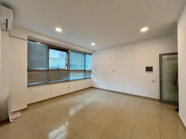 Tirane, jepet me qera ambjent biznesi Kati 1, 69 m² 500 € (Rruga Tefta Tashko Koco)