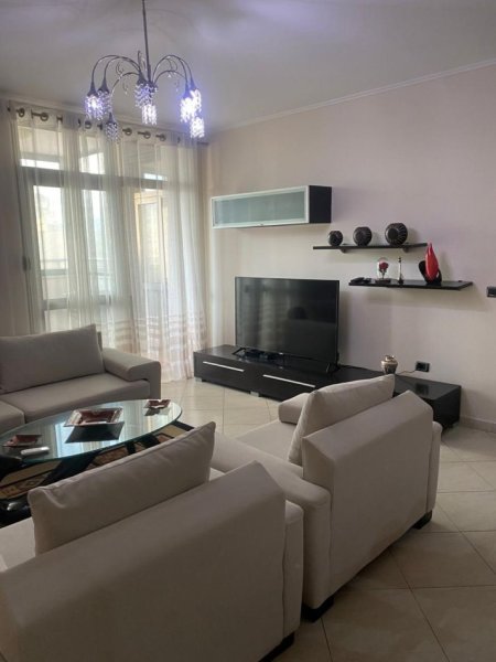 Tirane, jepet me qera apartament 3+1 Kati 8, 130 m² 1.000 € (QENDER)