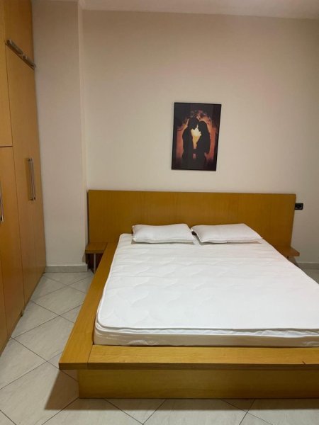 Tirane, jepet me qera apartament 3+1 Kati 8, 130 m² 1.000 € (QENDER)