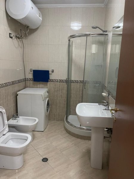 Tirane, jepet me qera apartament 3+1 Kati 8, 130 m² 1.000 € (QENDER)