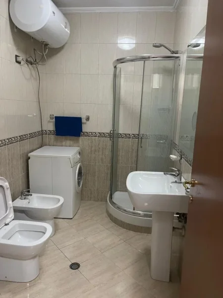 Tirane, jepet me qera apartament 3+1 Kati 8, 130 m² 1.000 € (QENDER)