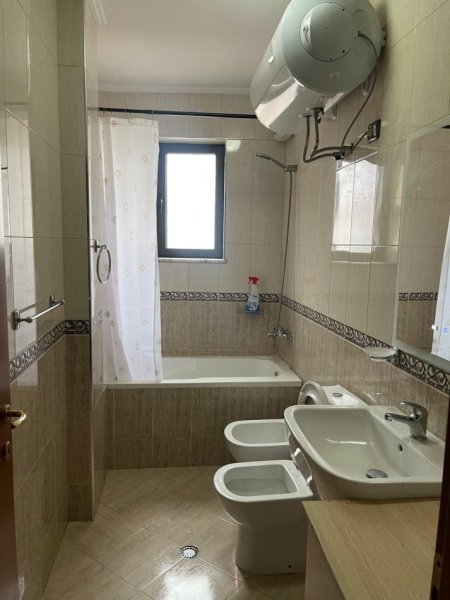 Tirane, jepet me qera apartament 3+1 Kati 8, 130 m² 1.000 € (QENDER)