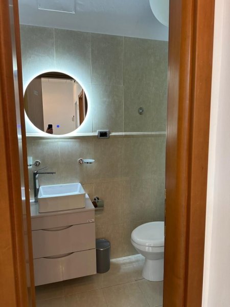 Tirane, jepet me qera ambjent biznesi , 90 m² 1.000 € (NE ZEMER TE BLLOKUT, RRUGA BRIGADA VIII)