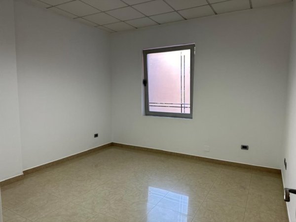Tirane, jepet me qera ambjent biznesi , 90 m² 1.000 € (NE ZEMER TE BLLOKUT, RRUGA BRIGADA VIII)