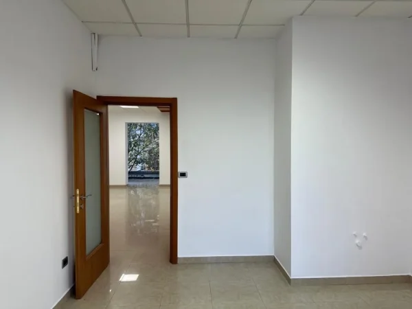 Tirane, jepet me qera ambjent biznesi , 90 m² 1.000 € (NE ZEMER TE BLLOKUT, RRUGA BRIGADA VIII)
