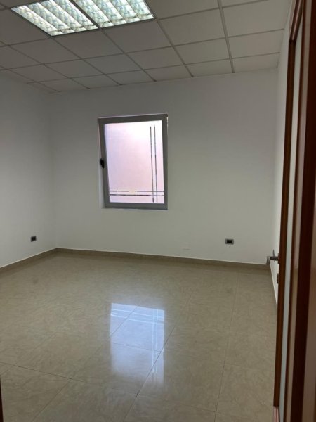 Tirane, jepet me qera ambjent biznesi , 90 m² 1.000 € (NE ZEMER TE BLLOKUT, RRUGA BRIGADA VIII)