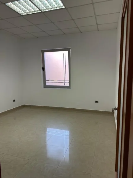 Tirane, jepet me qera ambjent biznesi , 90 m² 1.000 € (NE ZEMER TE BLLOKUT, RRUGA BRIGADA VIII)