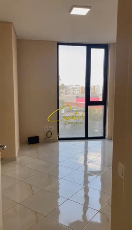 Tirane, jepet me qera ambjent biznesi Kati 1, 70 m² 500 € (PALLATI ME SHIGJETA)