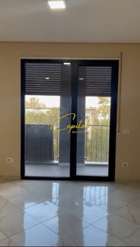 Tirane, jepet me qera ambjent biznesi Kati 1, 70 m² 500 € (PALLATI ME SHIGJETA)