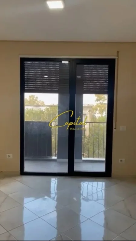 Tirane, jepet me qera ambjent biznesi Kati 1, 70 m² 500 € (PALLATI ME SHIGJETA)