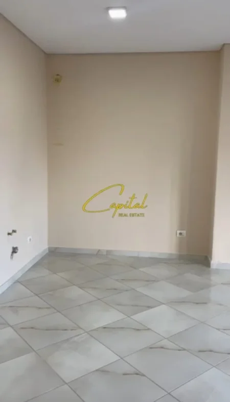 Tirane, jepet me qera ambjent biznesi Kati 1, 70 m² 500 € (PALLATI ME SHIGJETA)