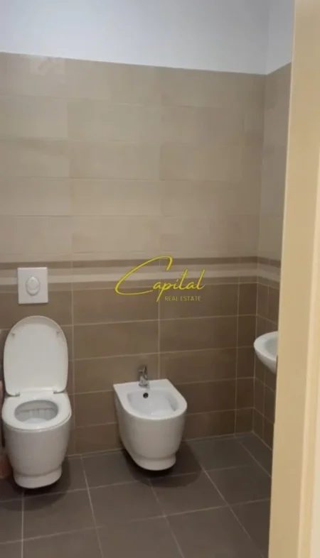 Tirane, jepet me qera ambjent biznesi Kati 1, 70 m² 500 € (PALLATI ME SHIGJETA)