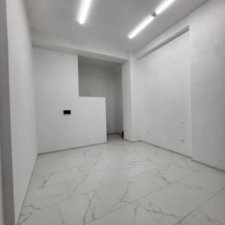 Tirane, jepet me qera dyqan Kati 0, 35 m² 650 € 