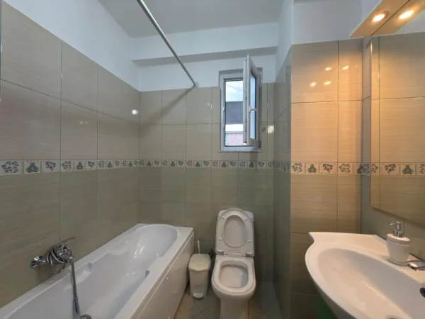 Shitet Apartament 2+1, “Rruga 1 Maji”, Korcë