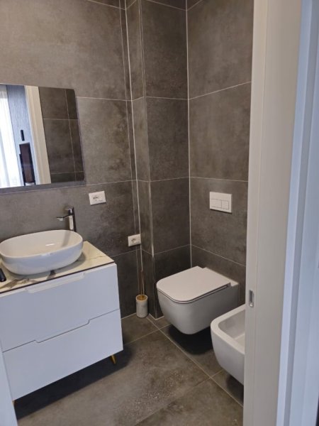 Tirane, jepet me qera apartament 2+1 Kati 2, 85 m² 1.350 € (Liqeni i Thate)