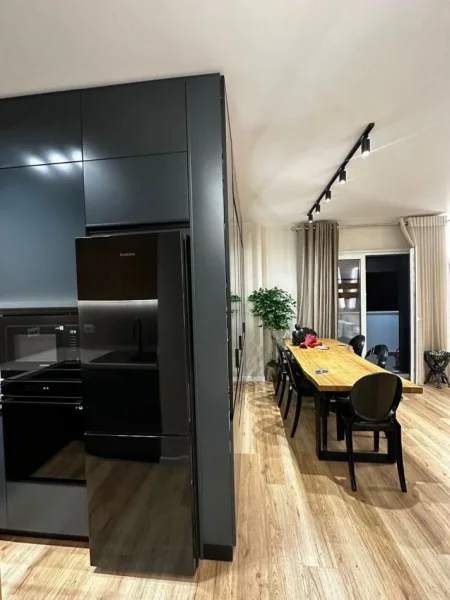 Tirane, jepet me qera apartament 3+1 Kati 2, 1.100 € (LIQENI I THATE)