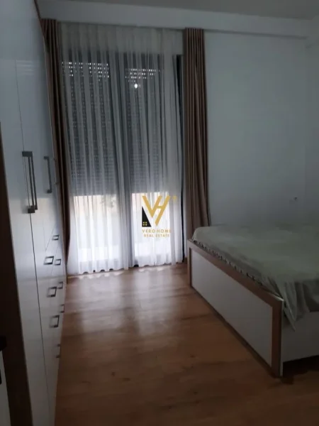 Tirane, jepet me qera apartament 1+1+Ballkon Kati 1, 80 m² 450 € (LUNDER)