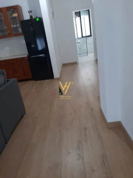 Tirane, jepet me qera apartament 1+1+Ballkon Kati 1, 80 m² 450 € (LUNDER)