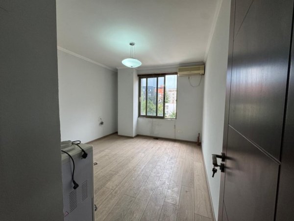 Tirane, shitet apartament 2+1+Ballkon Kati 3, 103 m² 258.000 € (21 DHJETORI)
