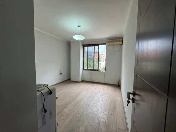 Tirane, shitet apartament 2+1+Ballkon Kati 3, 103 m² 258.000 € (21 DHJETORI)