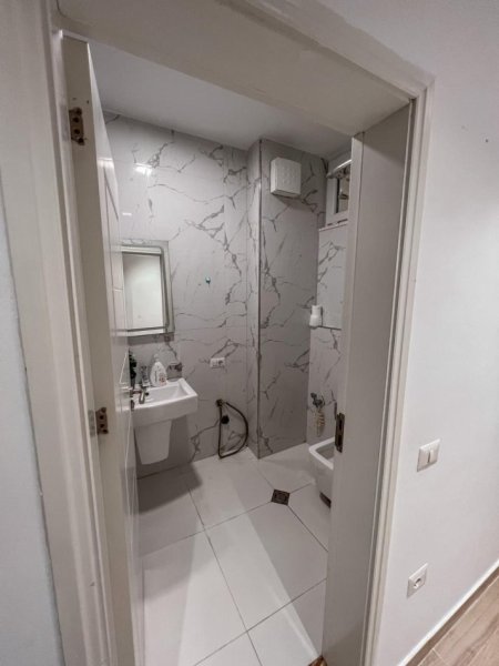 Tirane, jepet me qera apartament 1+1+Ballkon Kati 3, 70 m² 600 € (Rruga 5 Maji)