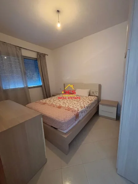 Vlore, jepet me qera apartament 1+1+Ballkon Kati 2, 58 m² 350 € (Rruga Çamëria)