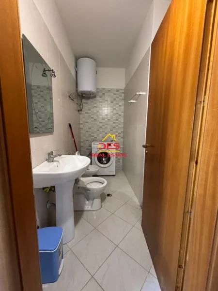 Vlore, jepet me qera apartament 1+1+Ballkon Kati 2, 58 m² 350 € (Rruga Çamëria)