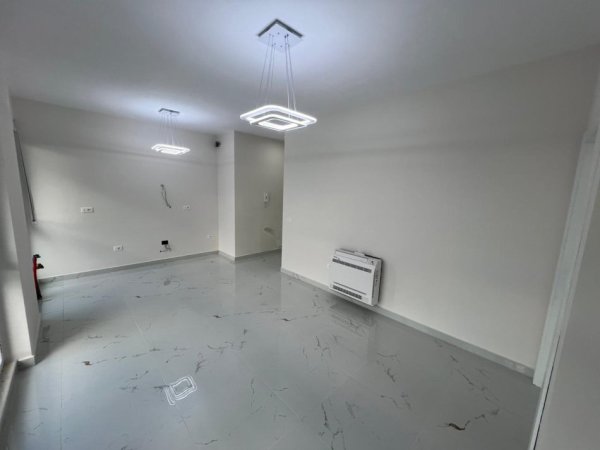 Tirane, jepet me qera apartament 1+1 , 67 m² 500 € (BULEVARDI I RI , RR. JORDAN MISJA)