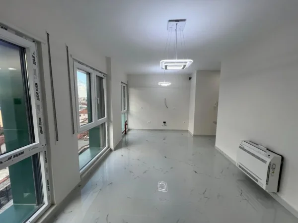 Tirane, jepet me qera apartament 1+1 , 67 m² 500 € (BULEVARDI I RI , RR. JORDAN MISJA)