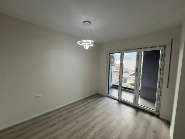 Tirane, jepet me qera apartament 1+1 , 67 m² 500 € (BULEVARDI I RI , RR. JORDAN MISJA)
