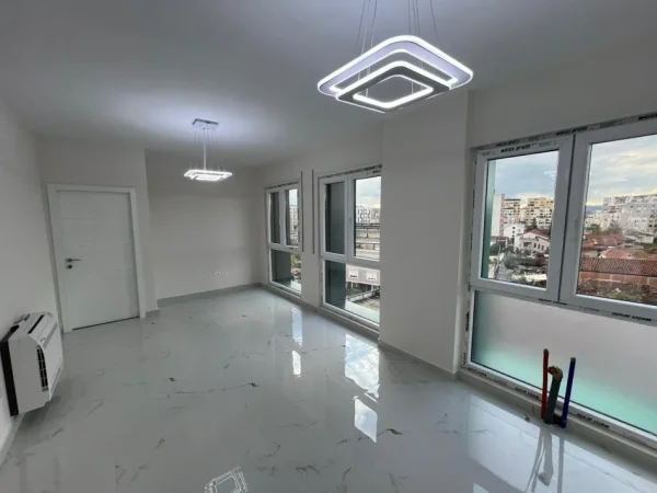 Tirane, jepet me qera apartament 1+1 , 67 m² 500 € (BULEVARDI I RI , RR. JORDAN MISJA)