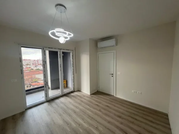 Tirane, jepet me qera apartament 1+1 , 67 m² 500 € (BULEVARDI I RI , RR. JORDAN MISJA)