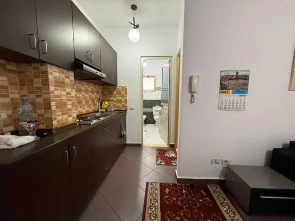 Tirane, jepet me qera apartament 1+1+Ballkon , 60 m² 500 € (Mine Peza)